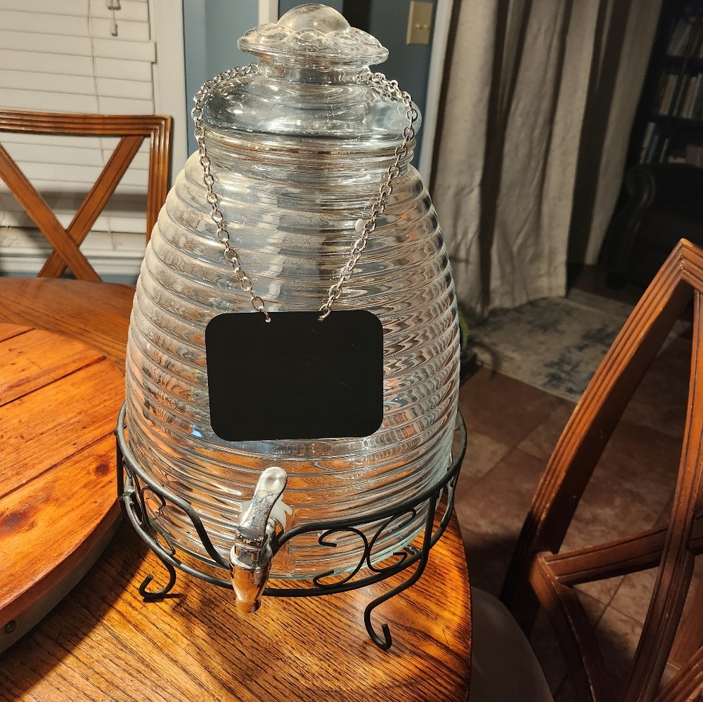 Honeycomb drink dispenser
